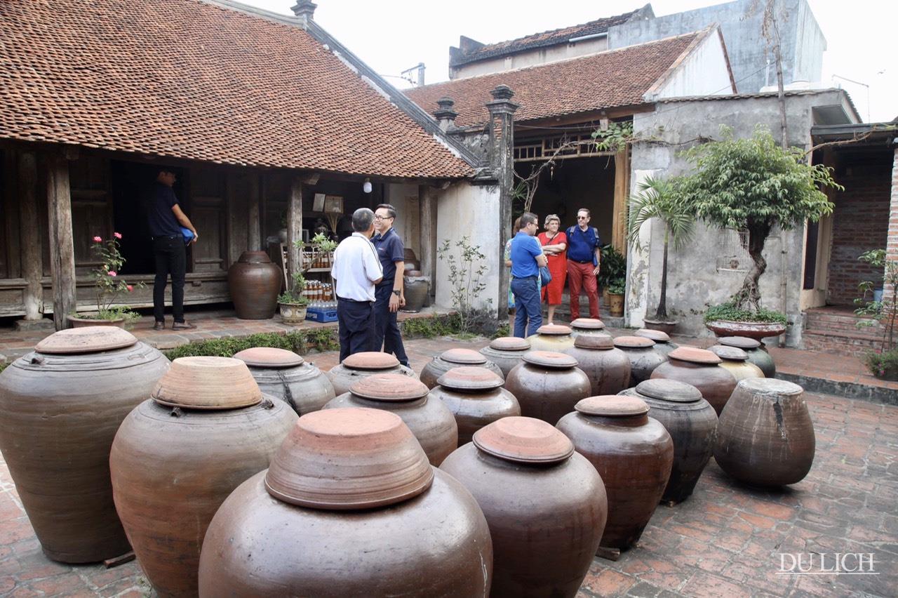 Du khách tham quan một ngôi nhà cổ và khám phá nghề làm tương truyền thống ở Đường Lâm